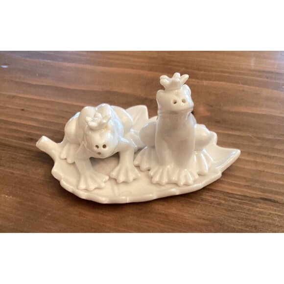 FROGS ON A LILY PAD WHITE CERAMIC SALT AND PEPPER SHAKERS - Picture 1 of 5